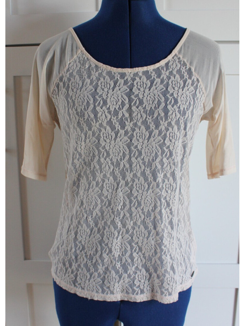 Guess Women's Size M Cream Semi Sheer Floral Lace Raglan Sleeve Blouse